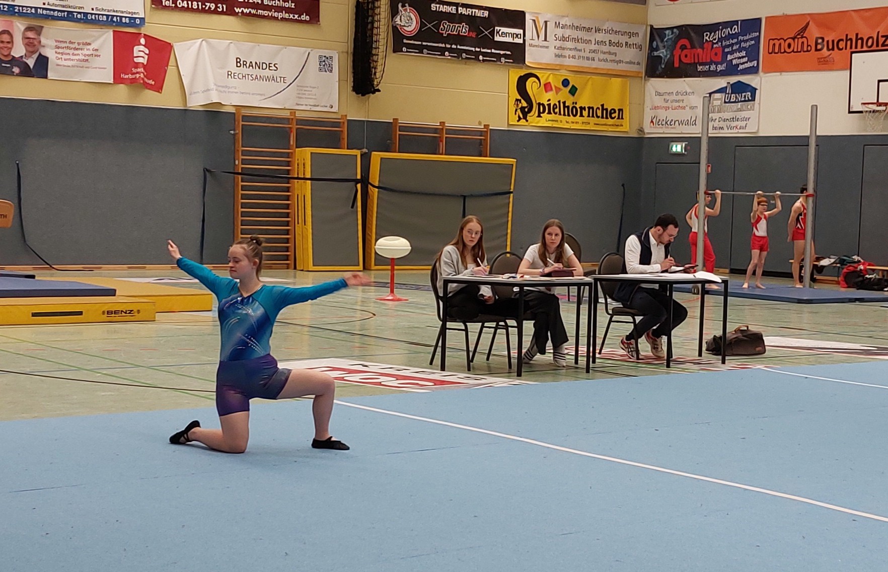 Viktoriia am Boden in Bucholz