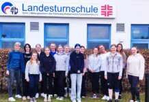 Personen vor der Landesturnschule Trappenkamp