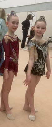 Gymnastinnen in Turnhalle