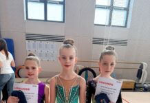 Gymnastinnen in Turnhalle