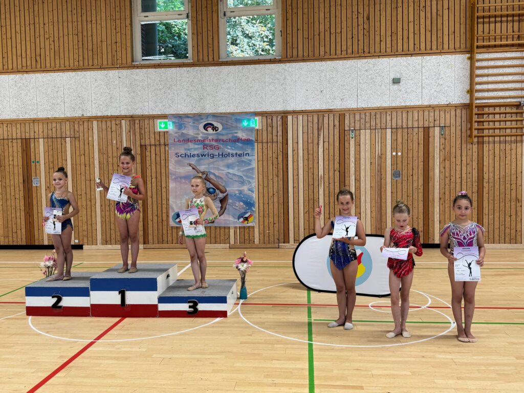 Turnerinnen bei Siegerehrung in Sporthalle