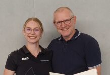Frau und Mann mit Pokal und Urkunde