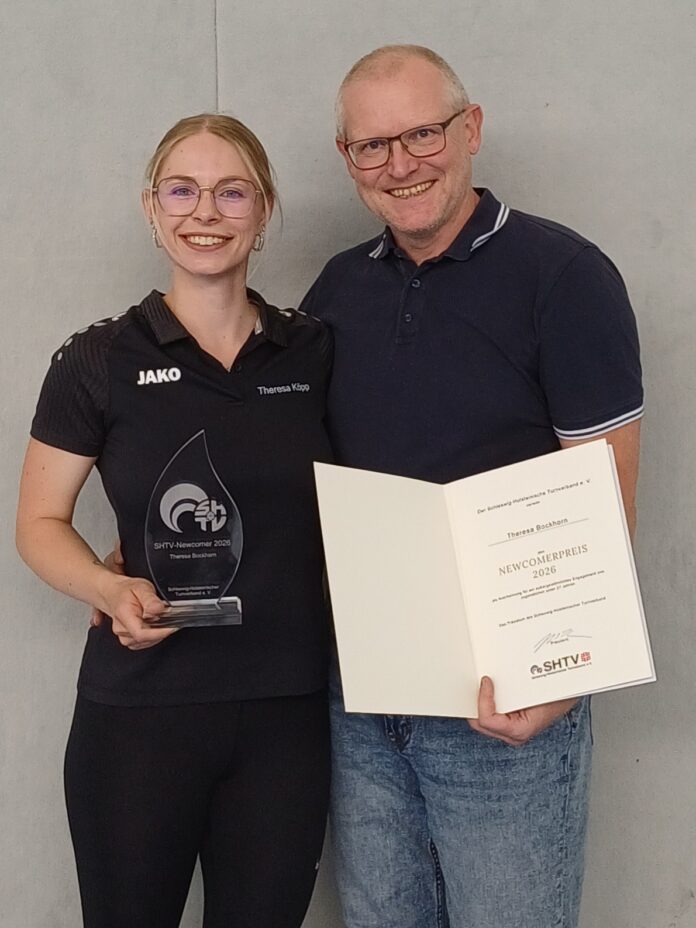 Theresa Bockhorn und Axel Kraft Newcomer Preis Frau und Mann mit Pokal und Urkunde