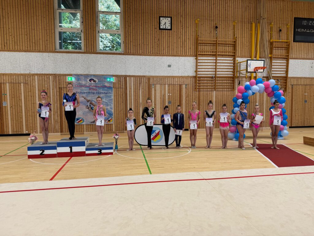 Turnerinnen in Sporthalle bei Siegerehrung