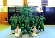 Turngruppe mit Pyramide