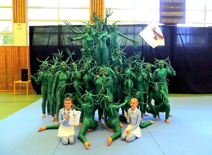 Showakrobatik Face vom TuS Holtenau Turngruppe mit Pyramide