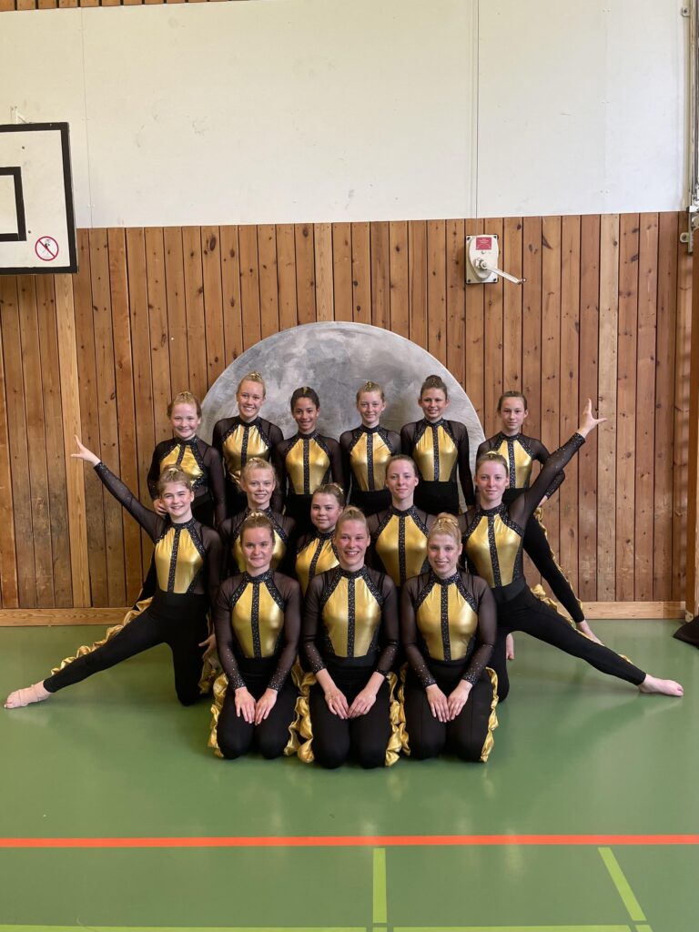 Turnerinnen in Turnhalle