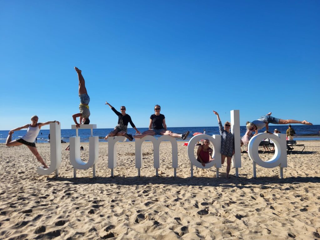 Menschen in Turnposen am Strand