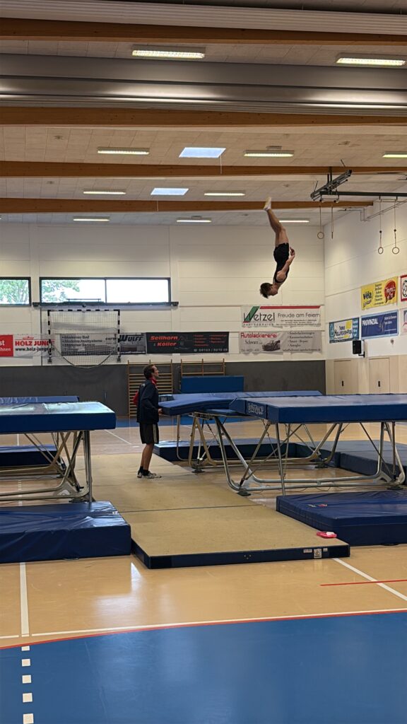 Trampolinturner in der Luft