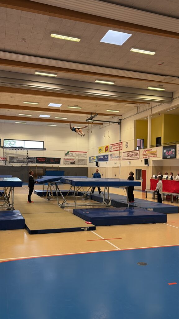 Trampolinturner in der Luft