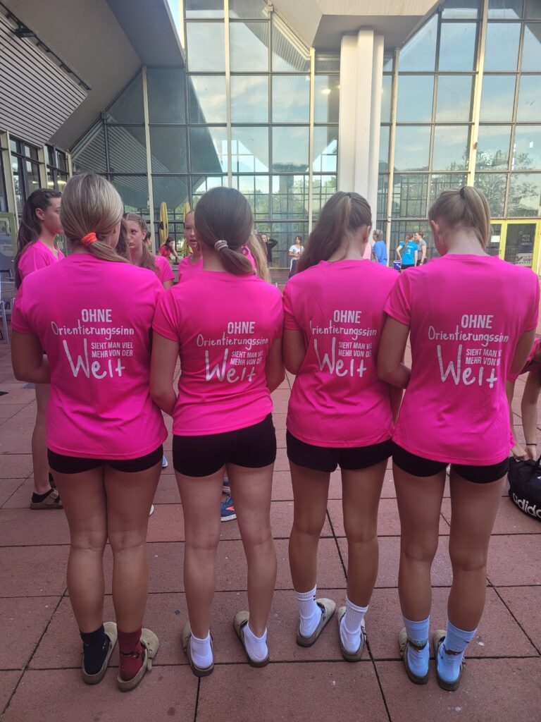 Sportlerinnen mit pinkem T-Shirt
