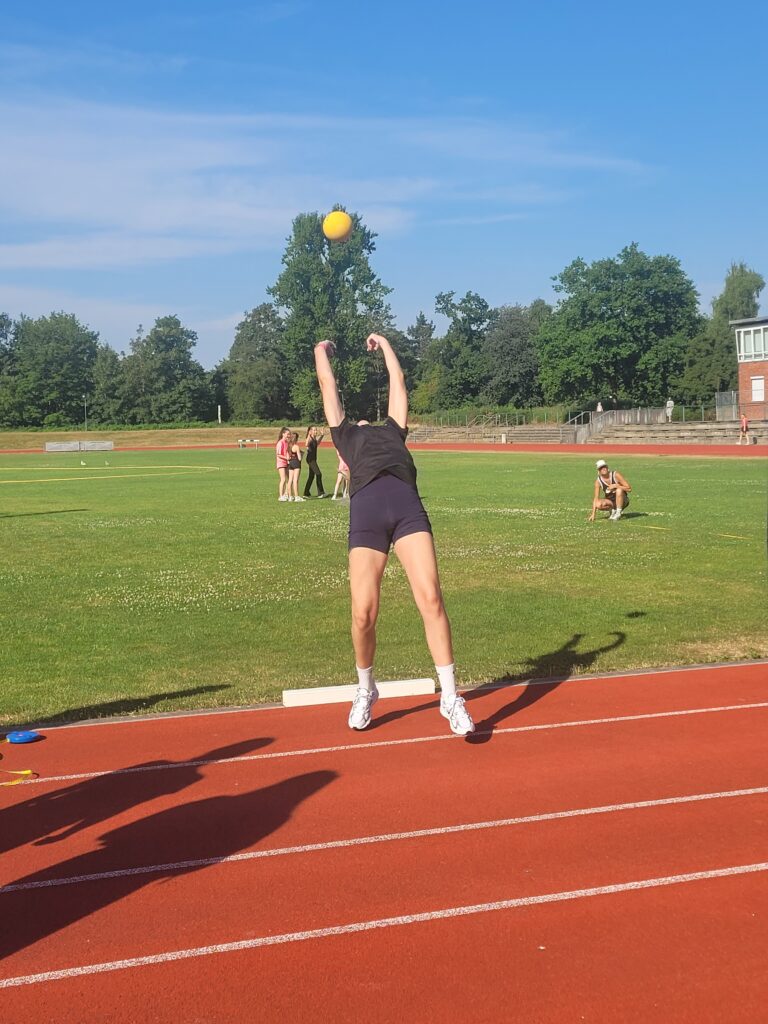 Person wirft Ball