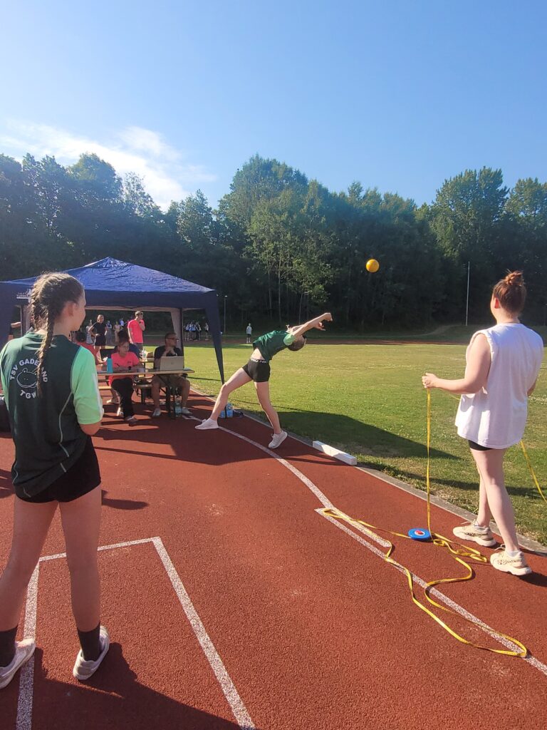 Personen auf Sportplatz