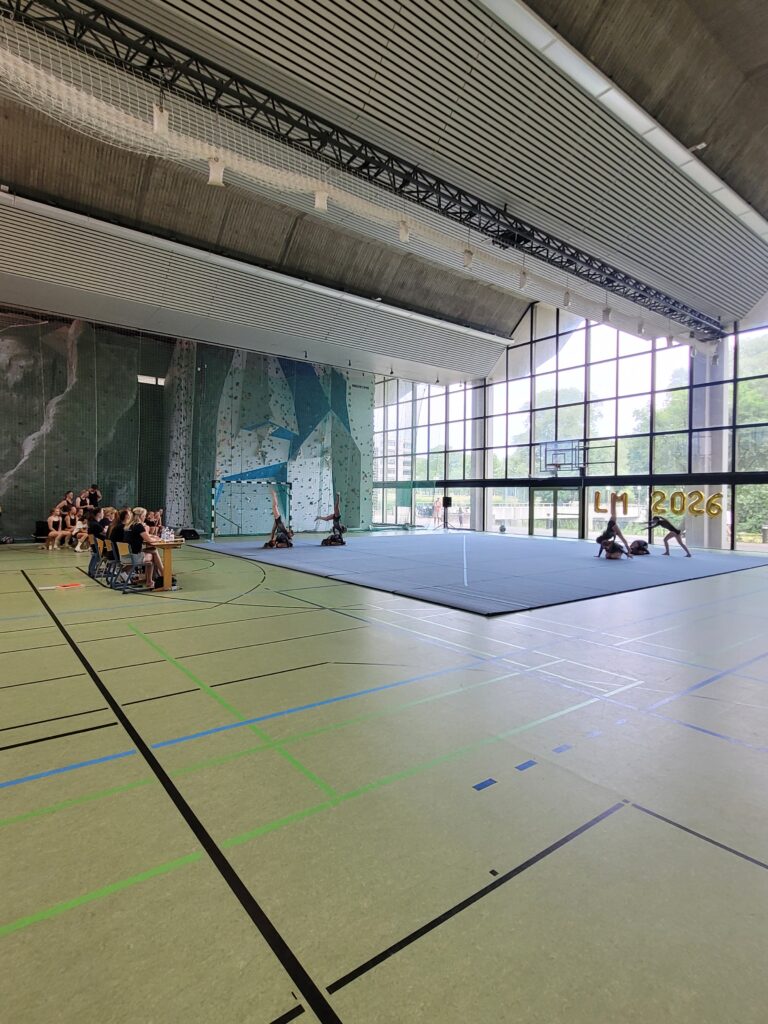 Turnerinnen in Turnhalle auf Matte