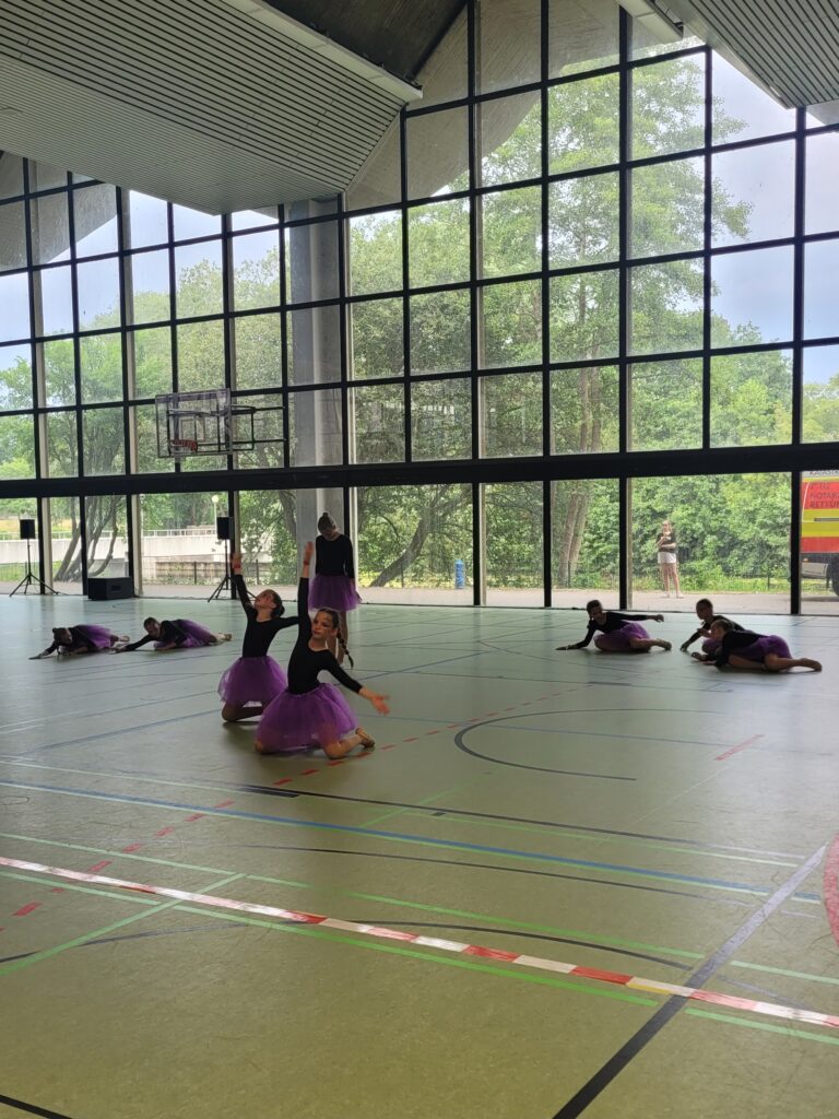 Turnerinnen in Turnhalle