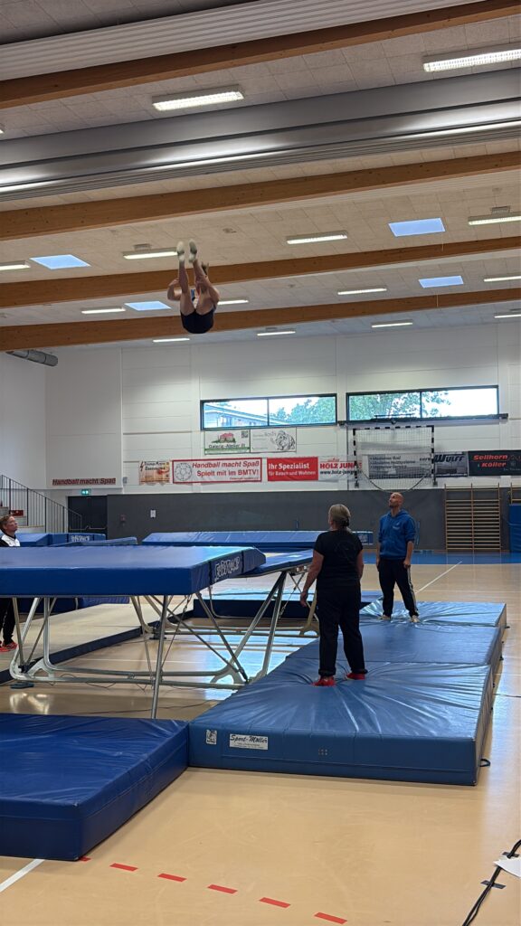 Trampolinturner in der Luft