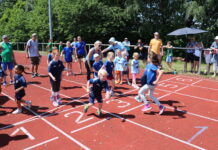 Kinder auf Laufbahn
