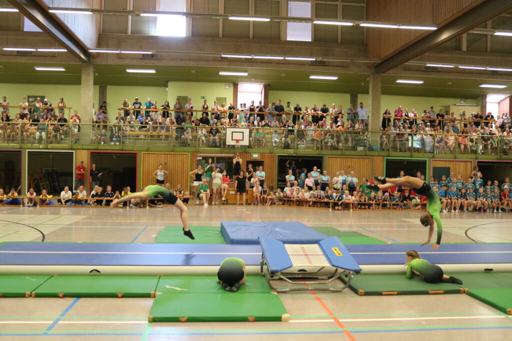 Turnhalle mit Sportgruppe und Zuschauern