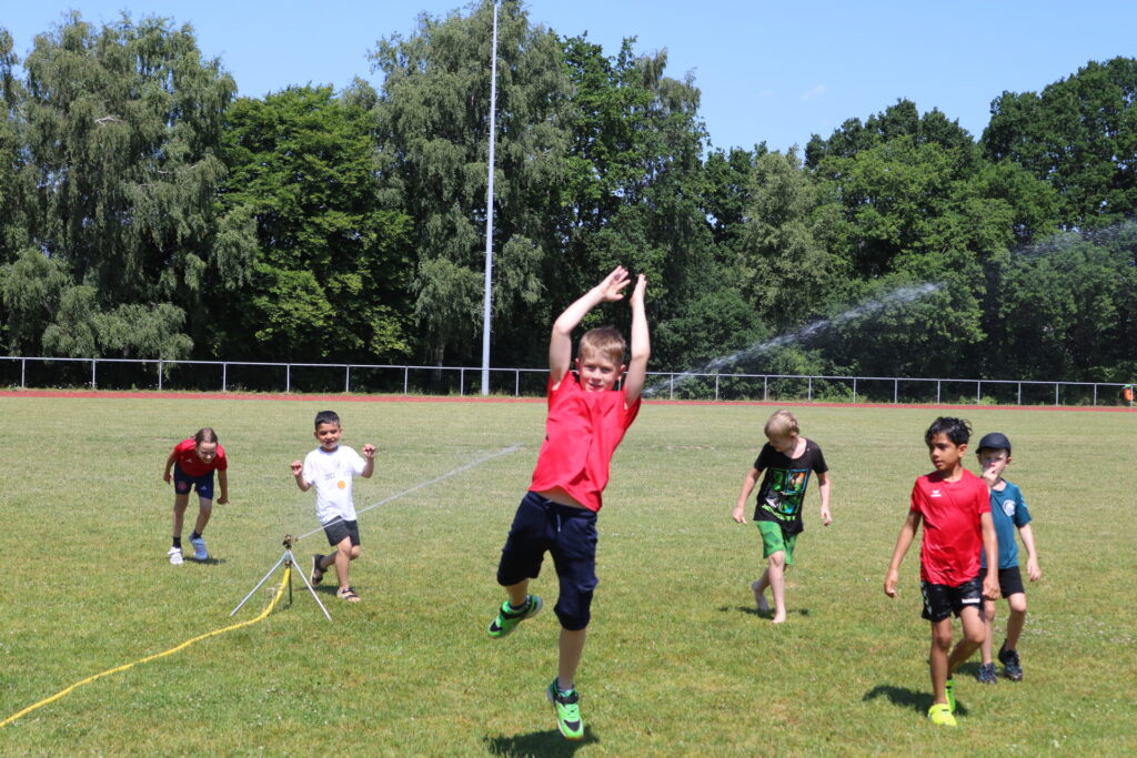 Kinder auf Sportplatz