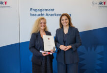 Zwei Frauen vor Pressewand