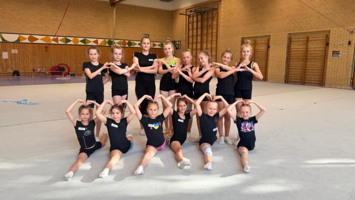 Gruppenbild RSG Sommer Camp Gruppenbild der Gymnastinnen des SHTV-RSG Camp