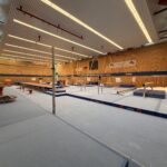 große Halle weit