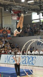 Amelie Berndt beim Sprung vom Röhnrad