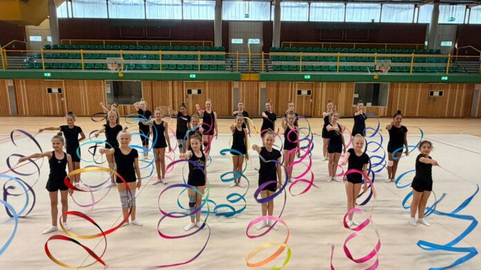 SHTV Training 1 Turnerinnen mit Band